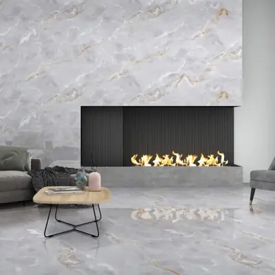 Salon avec cheminée et carrelage italien en grès cérame effet marbre gris au sol et au mur