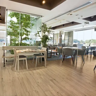 Restaurant avec un sol en grès cérame effet bois chêne noisette