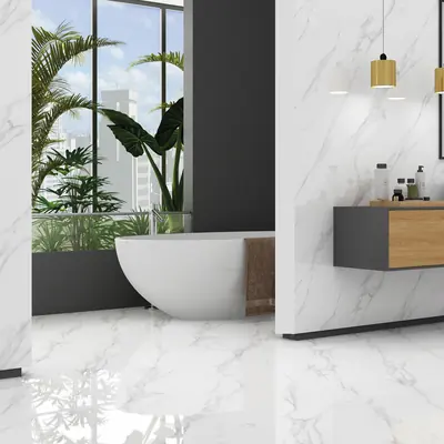Salle de bain avec sol et murs en grès cérame effet marbre blanc